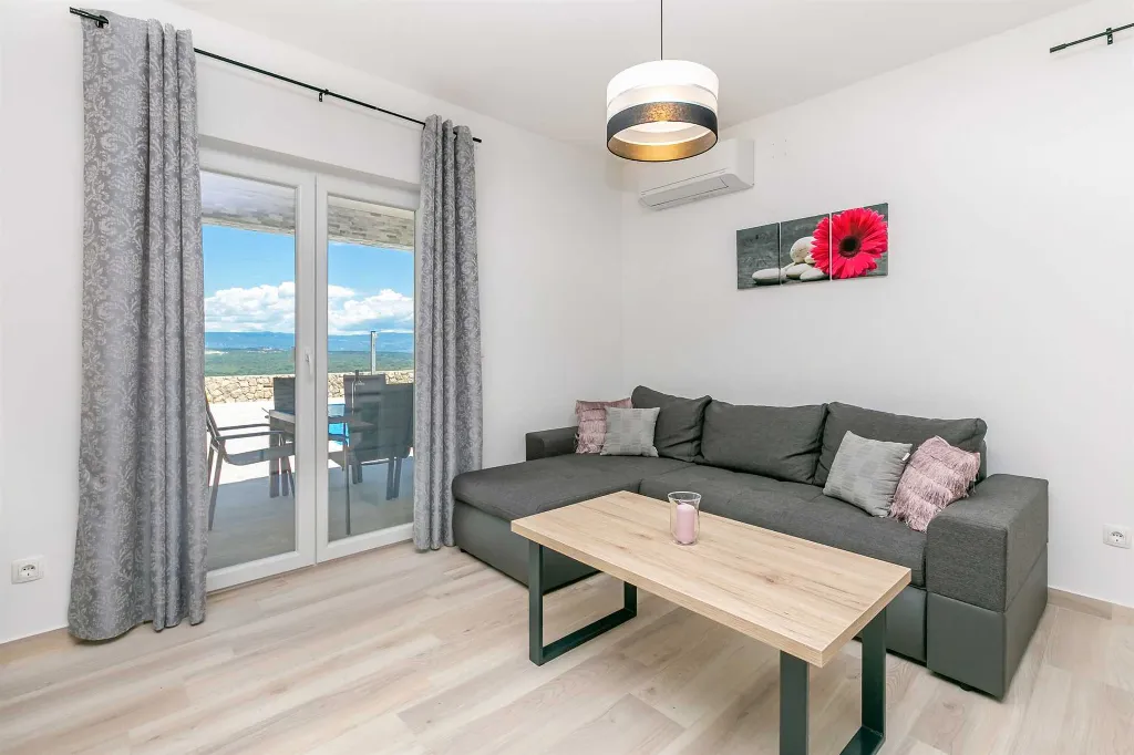 Two-Bedroom House with Private Pool in Vrh