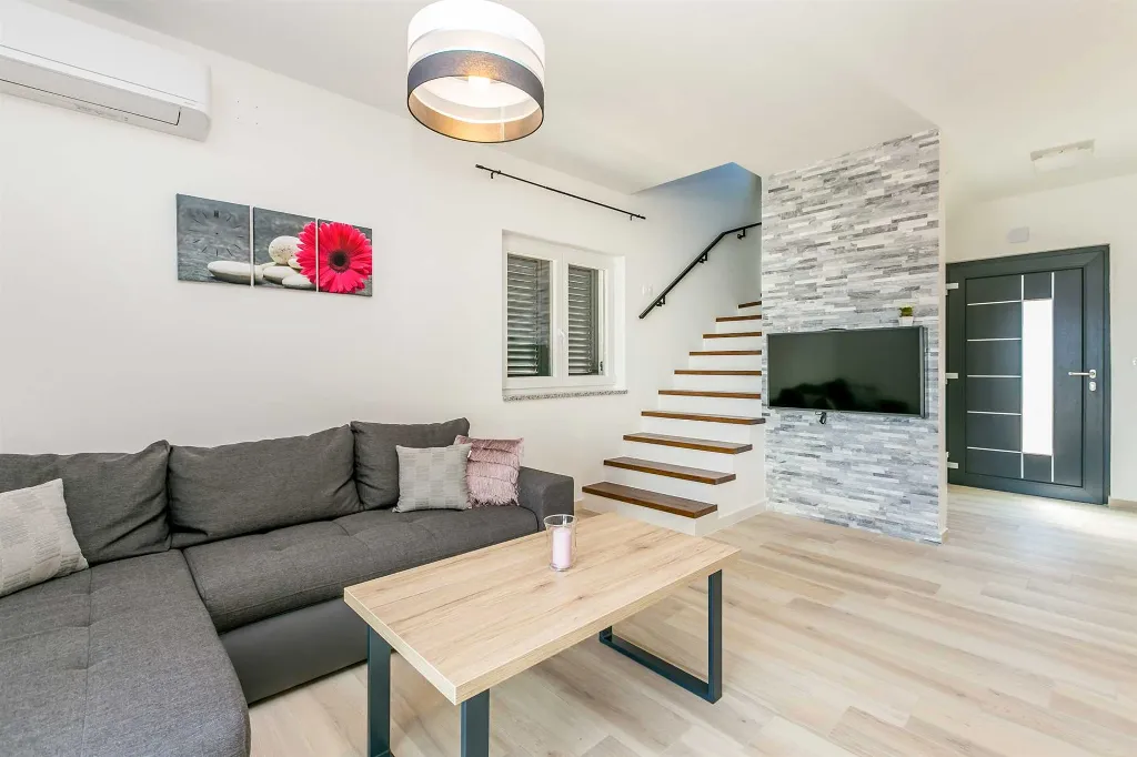 Two-Bedroom House with Private Pool in Vrh