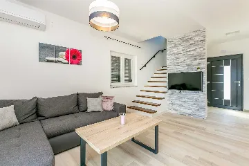 Two-Bedroom House with Private Pool in Vrh