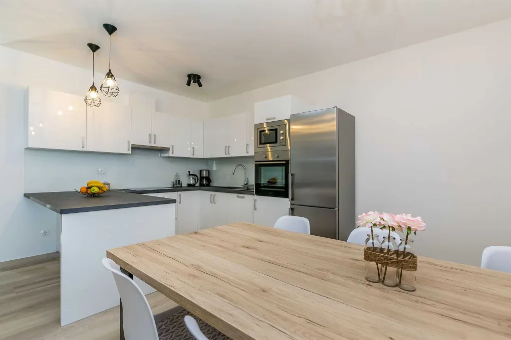 Two-Bedroom House with Private Pool in Vrh