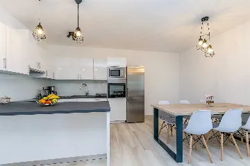 Two-Bedroom House with Private Pool in Vrh