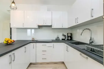 Two-Bedroom House with Private Pool in Vrh