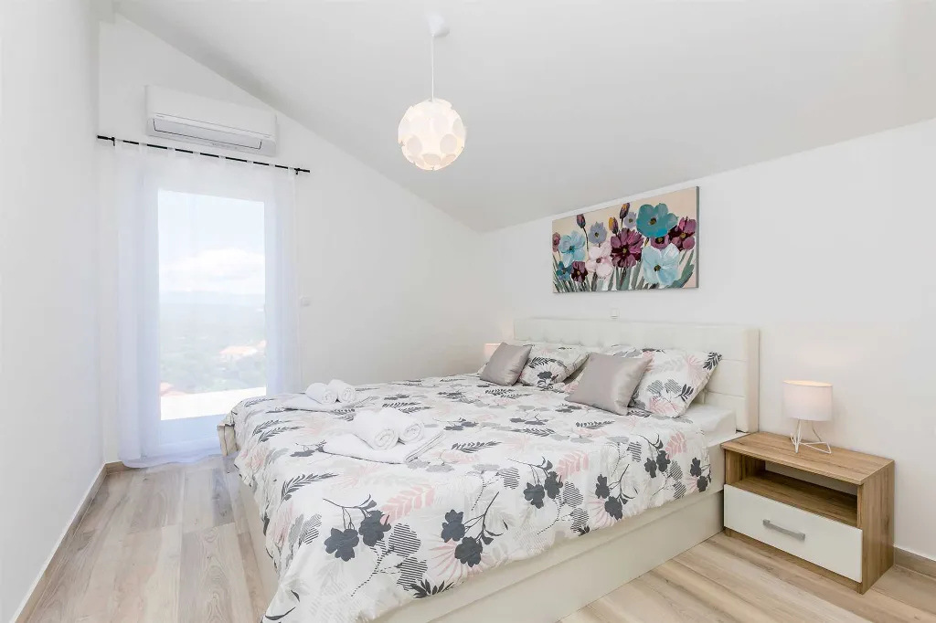 Two-Bedroom House with Private Pool in Vrh