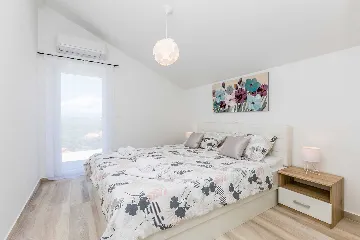 Two-Bedroom House with Private Pool in Vrh