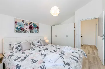 Two-Bedroom House with Private Pool in Vrh