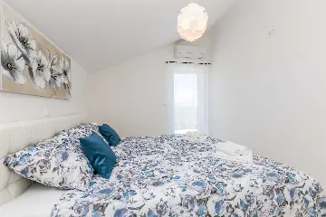 Two-Bedroom House with Private Pool in Vrh