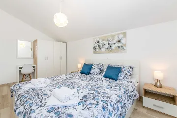 Two-Bedroom House with Private Pool in Vrh