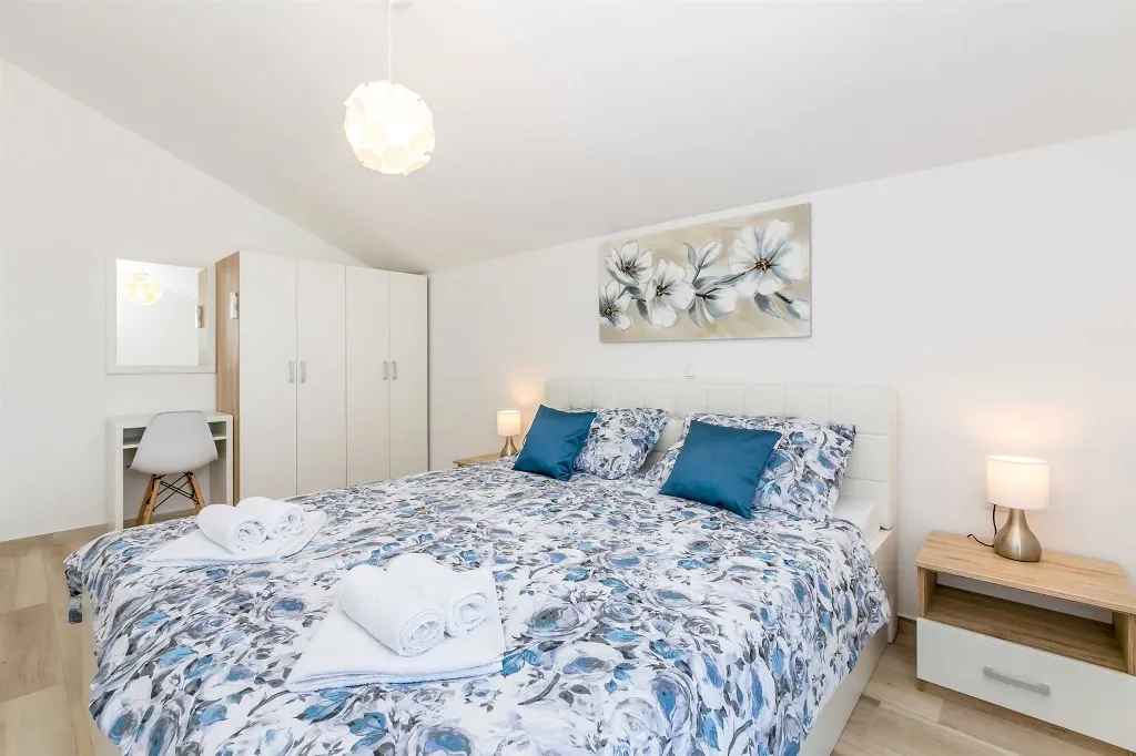 Two-Bedroom House with Private Pool in Vrh
