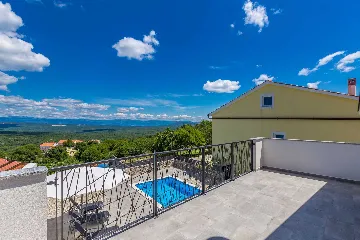 Two-Bedroom House with Private Pool in Vrh