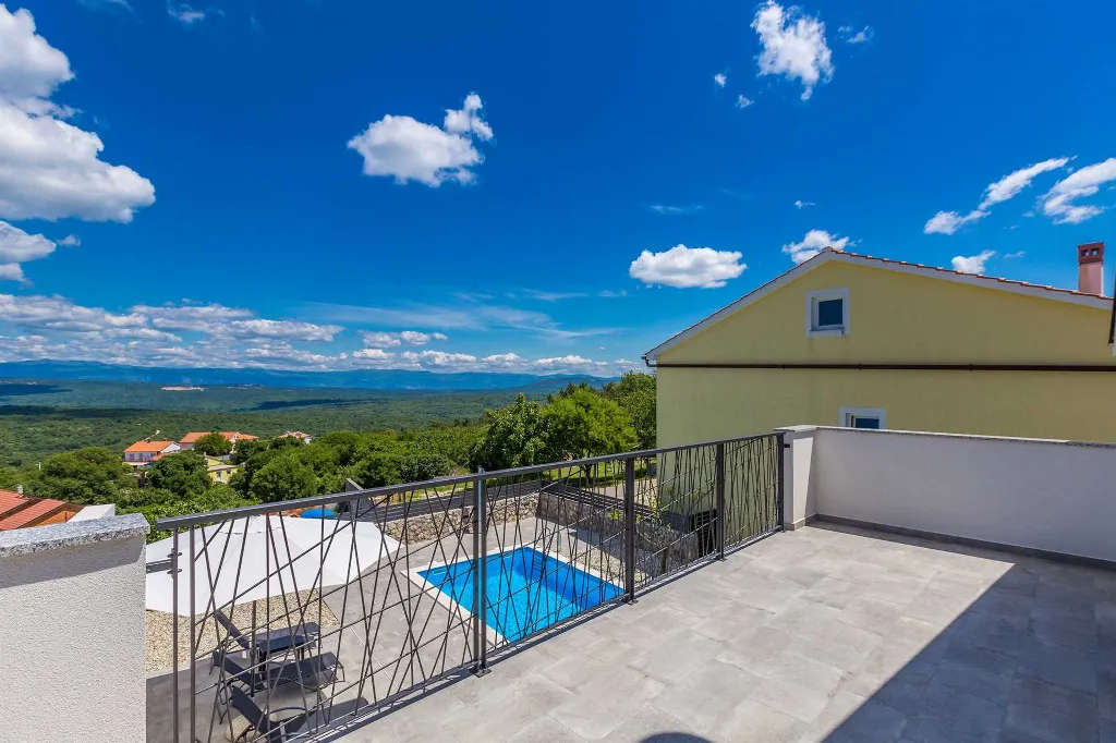 Two-Bedroom House with Private Pool in Vrh