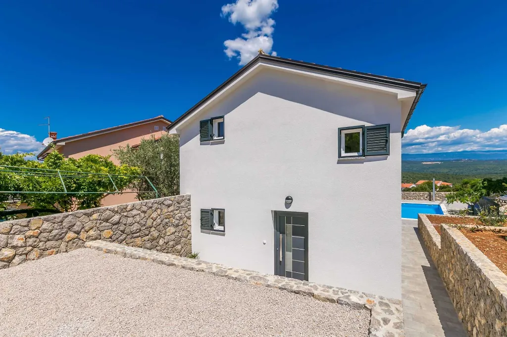 Two-Bedroom House with Private Pool in Vrh