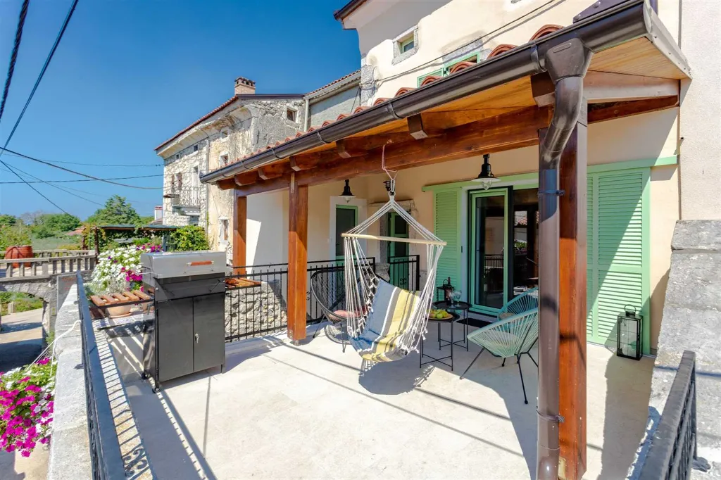 Renovated Rustic House in Milohnići for 6