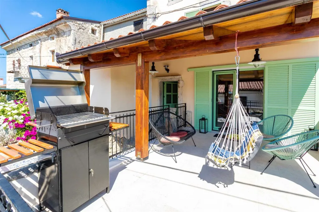 Renovated Rustic House in Milohnići for 6