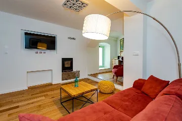 Renovated Rustic House in Milohnići for 6