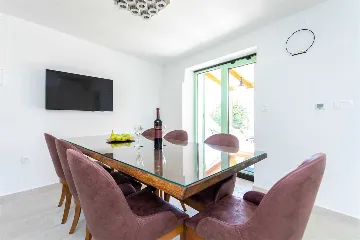 Renovated Rustic House in Milohnići for 6