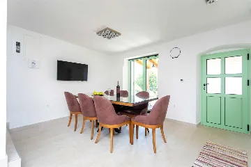 Renovated Rustic House in Milohnići for 6