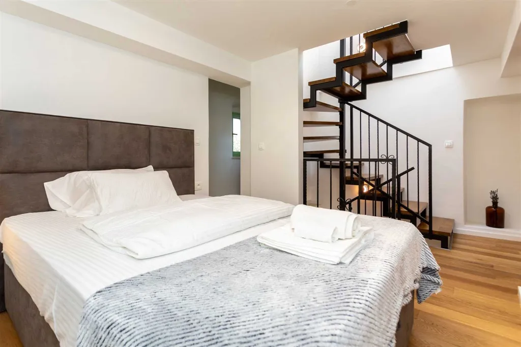Renovated Rustic House in Milohnići for 6