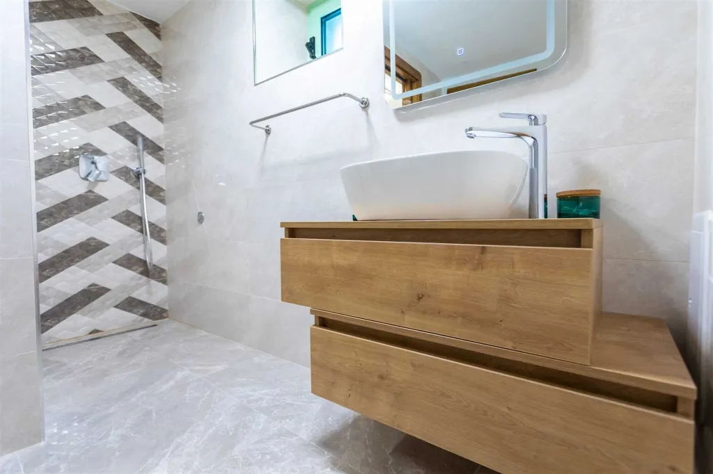 Renovated Rustic House in Milohnići for 6