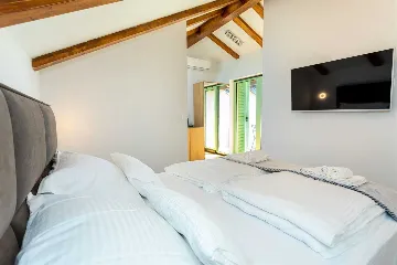 Renovated Rustic House in Milohnići for 6