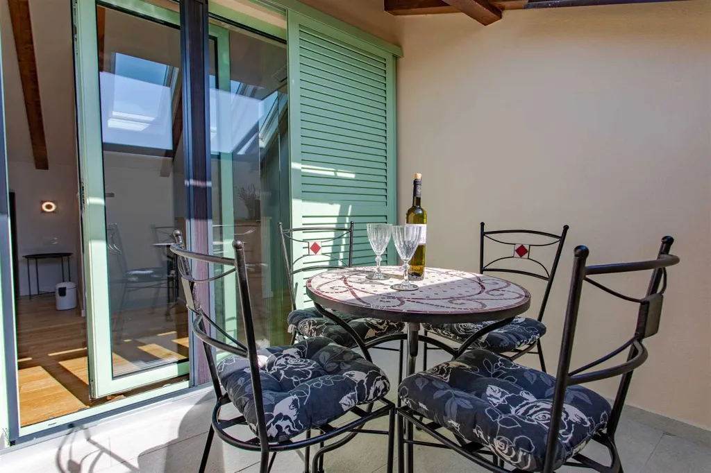 Renovated Rustic House in Milohnići for 6