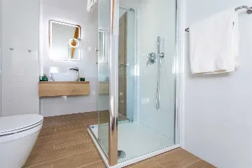 Renovated Rustic House in Milohnići for 6