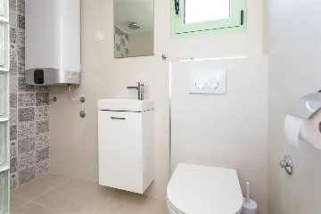 Renovated Rustic House in Milohnići for 6