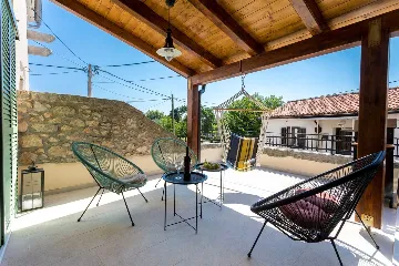 Renovated Rustic House in Milohnići for 6