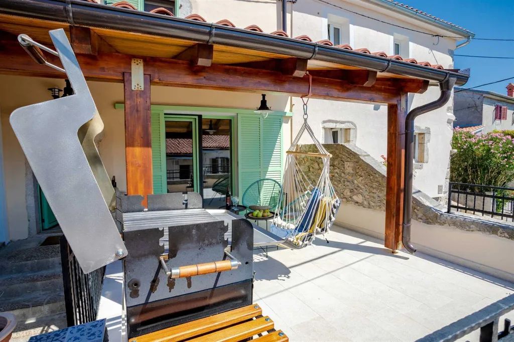 Renovated Rustic House in Milohnići for 6