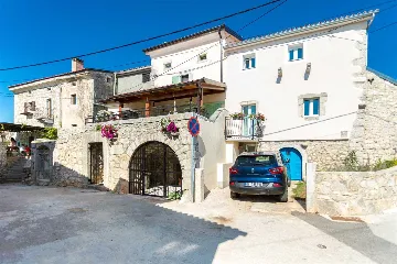 Renovated Rustic House in Milohnići for 6