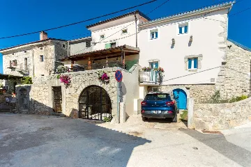 Renovated Rustic House in Milohnići for 6