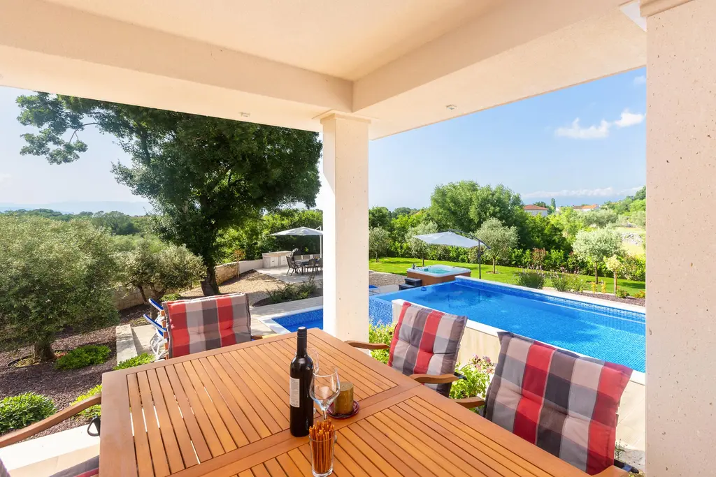 Malinska 4-Bedroom Villa with Sauna, Pool & Jacuzzi