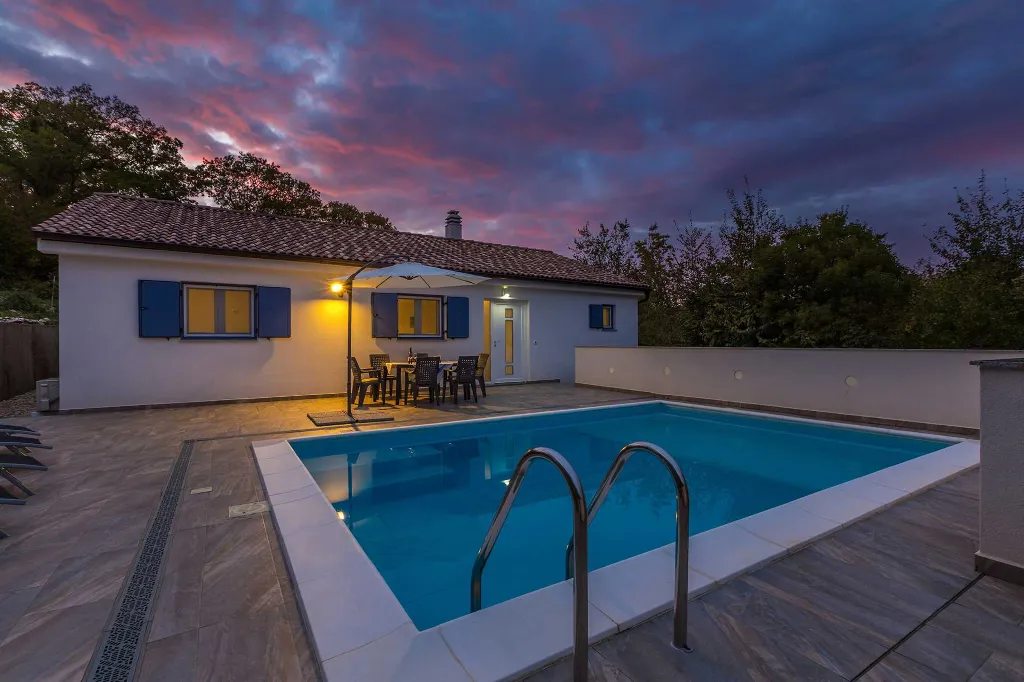 3-Bedroom House in Gabonjin with Private Pool