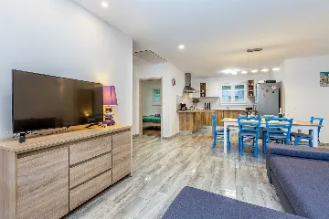 3-Bedroom House in Gabonjin with Private Pool