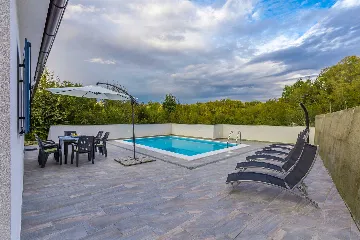 3-Bedroom House in Gabonjin with Private Pool