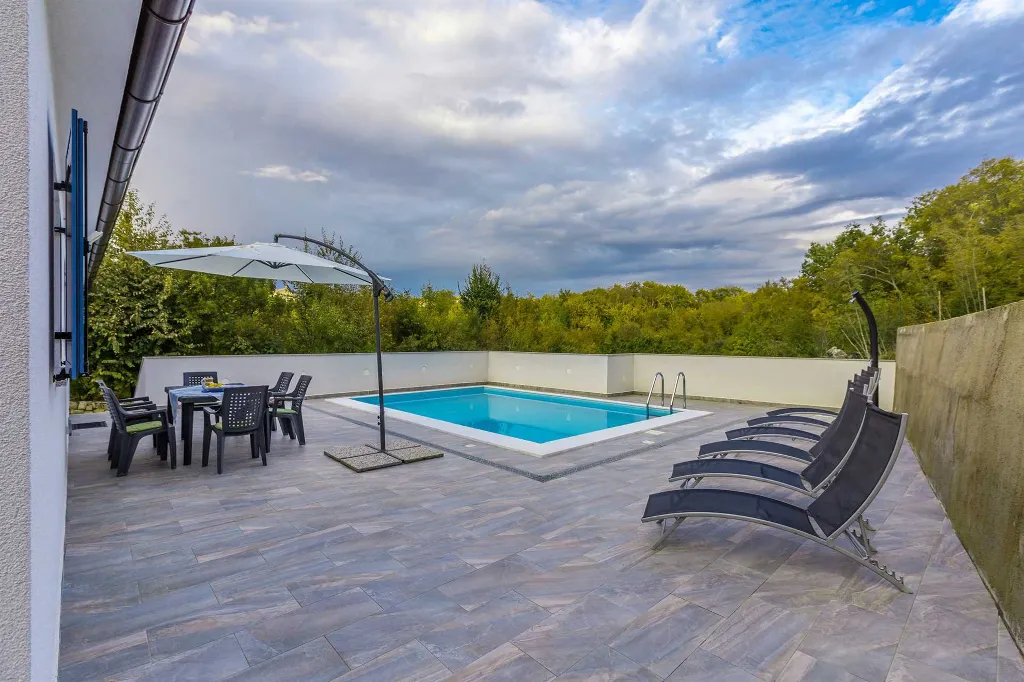 3-Bedroom House in Gabonjin with Private Pool
