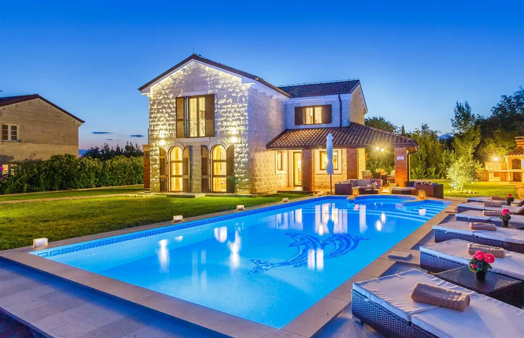 3-Bedroom Villa with Indoor & Outdoor Pool in Kras
