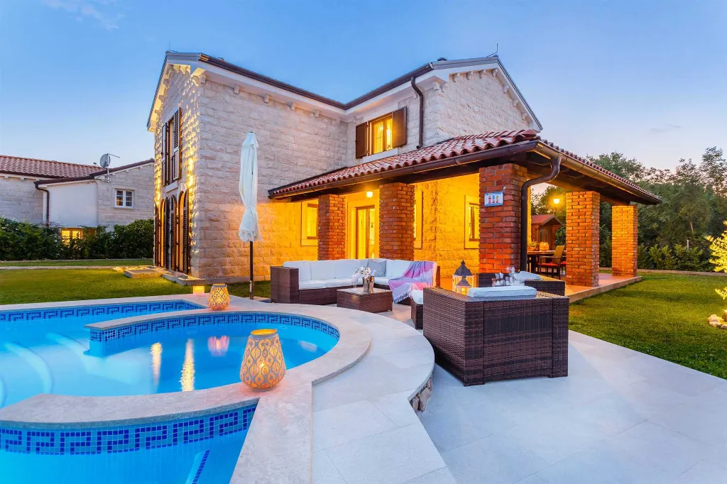 3-Bedroom Villa with Indoor & Outdoor Pool in Kras