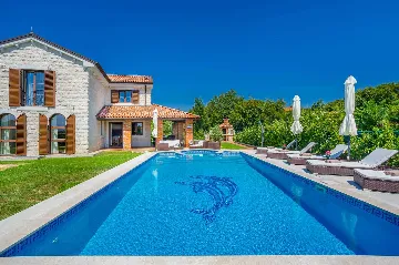 3-Bedroom Villa with Indoor & Outdoor Pool in Kras
