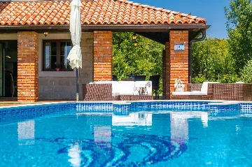 3-Bedroom Villa with Indoor & Outdoor Pool in Kras