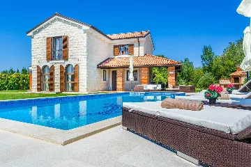 3-Bedroom Villa with Indoor & Outdoor Pool in Kras
