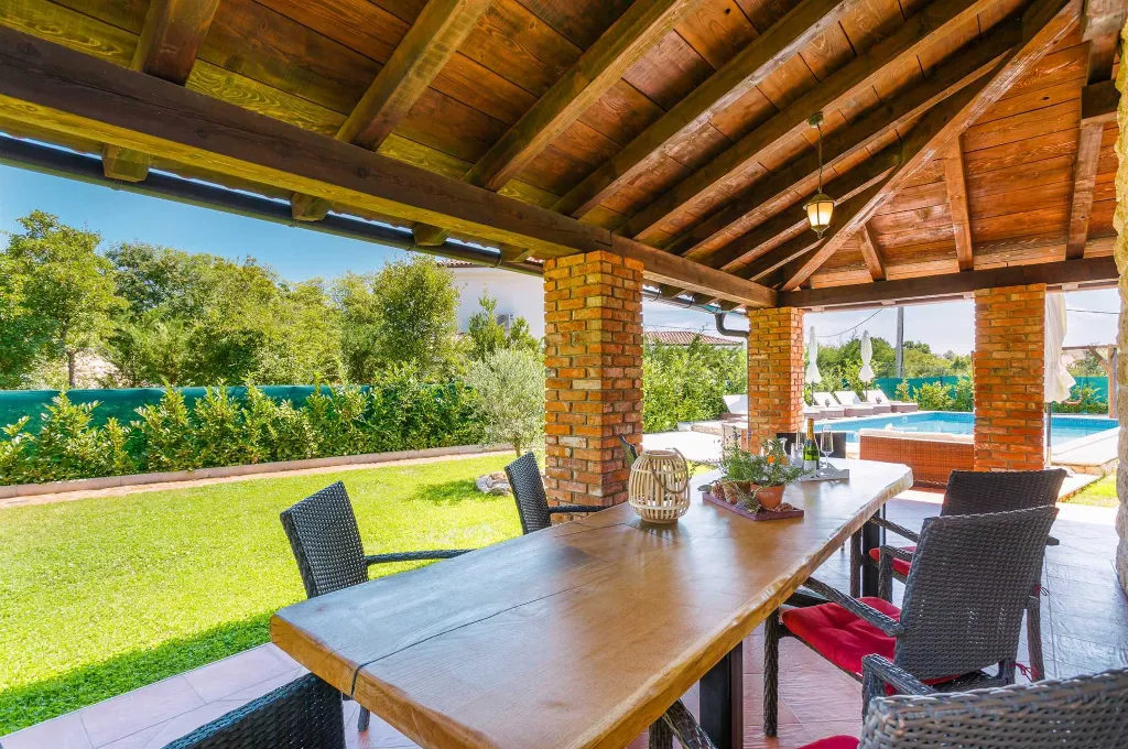 3-Bedroom Villa with Indoor & Outdoor Pool in Kras