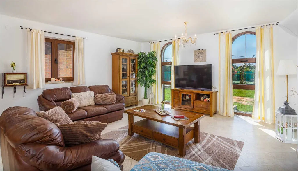 3-Bedroom Villa with Indoor & Outdoor Pool in Kras
