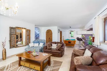 3-Bedroom Villa with Indoor & Outdoor Pool in Kras