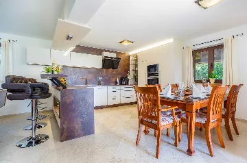 3-Bedroom Villa with Indoor & Outdoor Pool in Kras