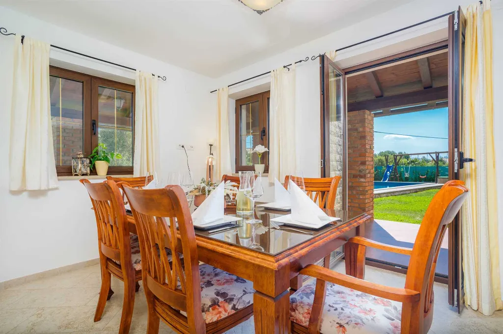 3-Bedroom Villa with Indoor & Outdoor Pool in Kras