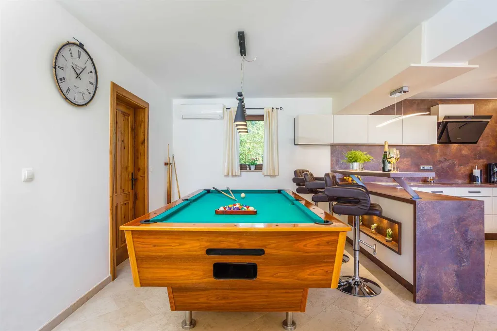 3-Bedroom Villa with Indoor & Outdoor Pool in Kras