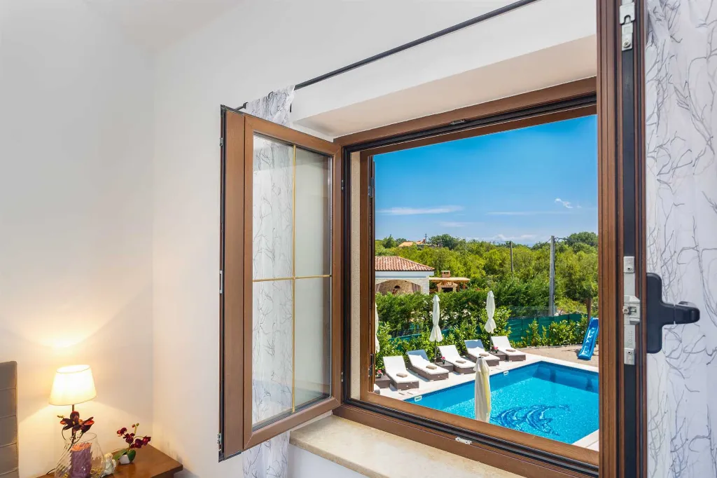 3-Bedroom Villa with Indoor & Outdoor Pool in Kras