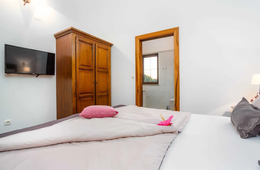 3-Bedroom Villa with Indoor & Outdoor Pool in Kras