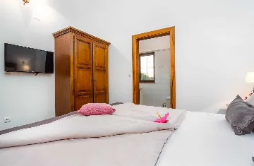 3-Bedroom Villa with Indoor & Outdoor Pool in Kras