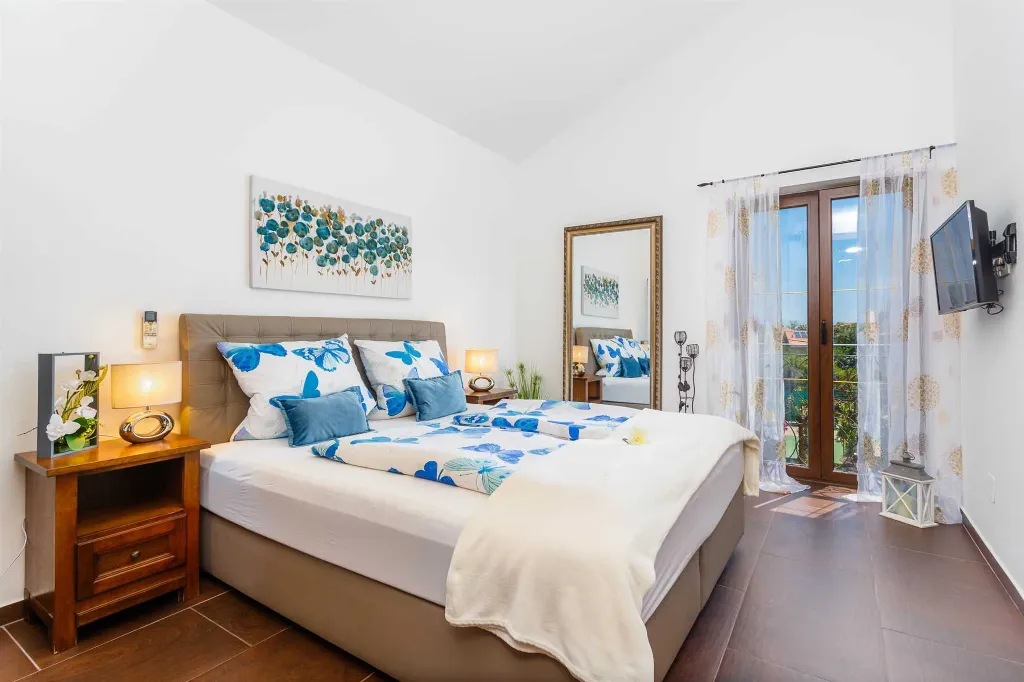 3-Bedroom Villa with Indoor & Outdoor Pool in Kras